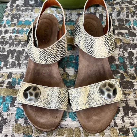 Taos carousel cream and gray woman’s size 8-8.5 wedge sandals - Picture 2 of 10